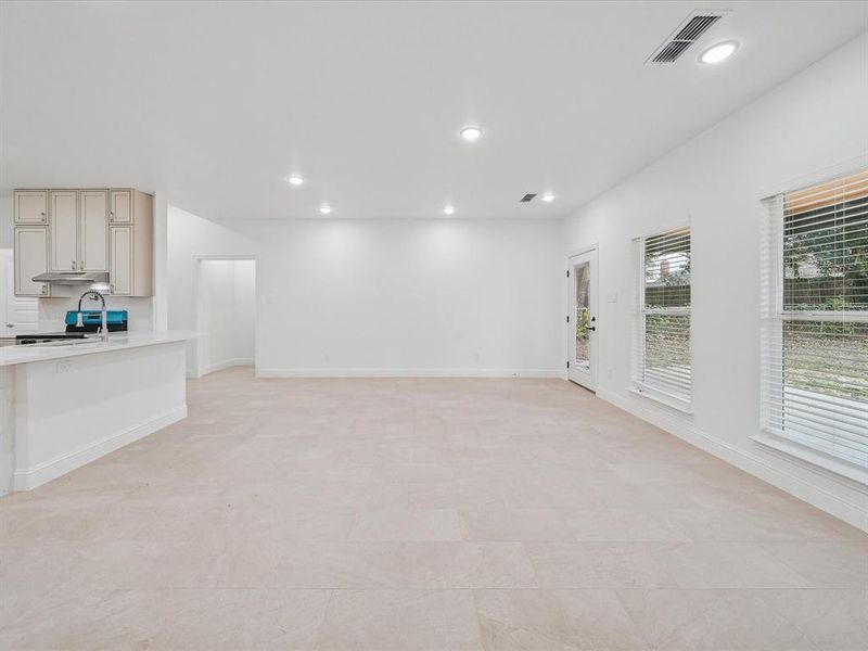 Spacious, unfurnished interior of a new home in , Mesquite (Image 12).