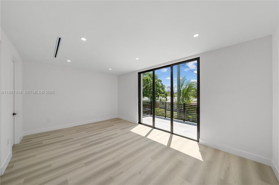 Spacious, unfurnished interior of a new home in , Miami (Image 36).