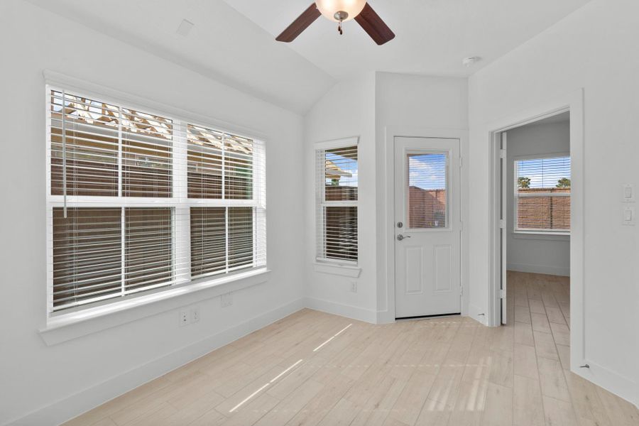 Spacious, unfurnished interior of a new home in Meridiana, Iowa Colony (Image 20).