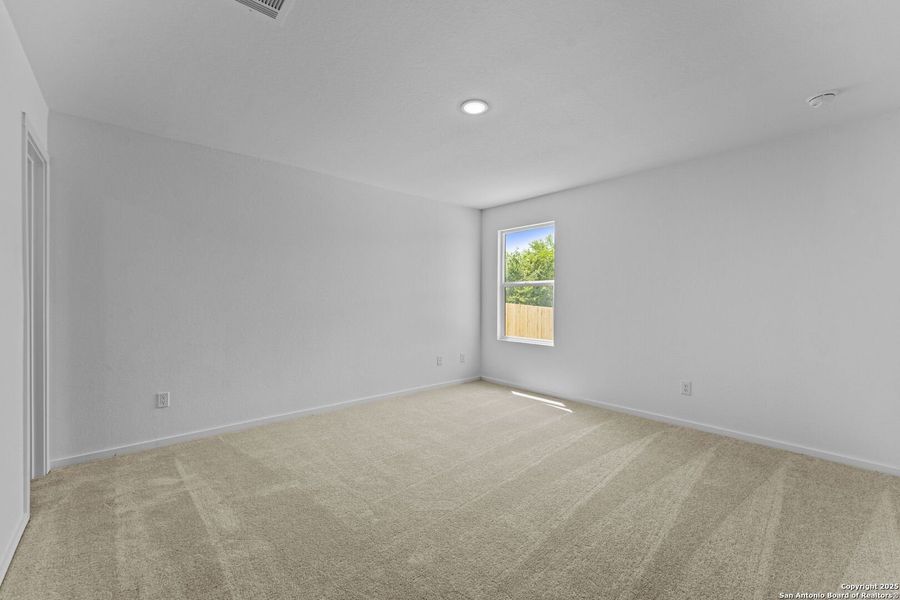 Spacious, unfurnished interior of a new home in Lodi Grove, Floresville (Image 16).