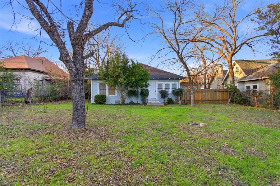 Exterior details and patio area of a home in , Cleburne (Image 16).