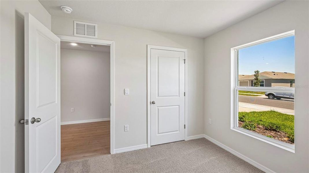 Spacious, unfurnished interior of a new home in Oakfield Lakes, Palmetto (Image 28).