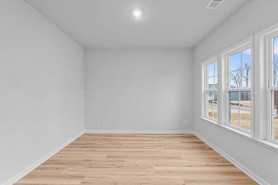 Spacious, unfurnished interior of a new home in Fieldstone, Lexington (Image 20).