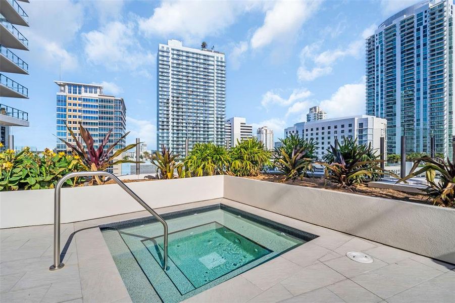 Condo located in St. Petersburg, FL showcasing its design and architecture (Image 34).