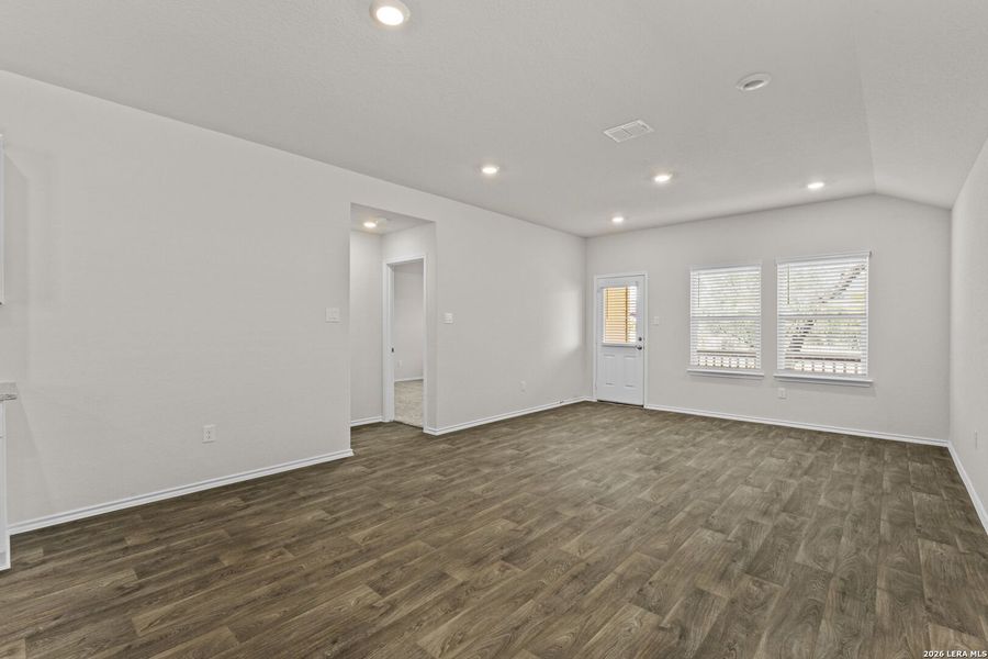 Spacious, unfurnished interior of a new home in Laurel Vistas, San Antonio (Image 11).