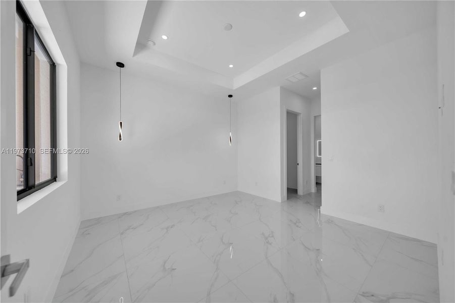 Spacious, unfurnished interior of a new home in , Cape Coral (Image 28).