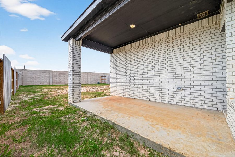 Exterior details and patio area of a home in Sunterra, Katy (Image 30).