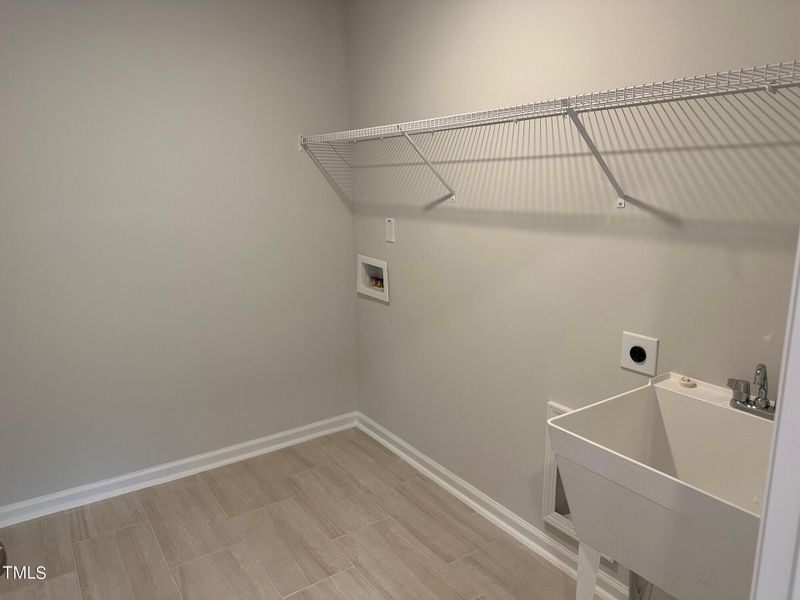 759 laundry room with sink