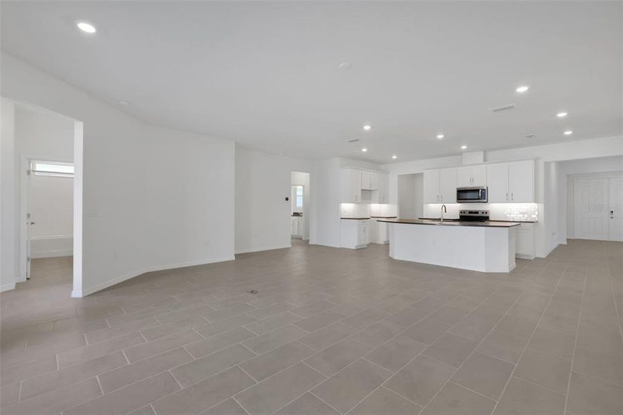 Spacious, unfurnished interior of a new home in Angeline, Land O' Lakes (Image 9).