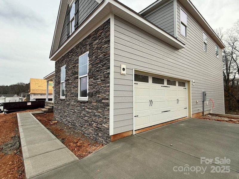 Exterior details and patio area of a home in Robinson Oaks, Gastonia (Image 1).