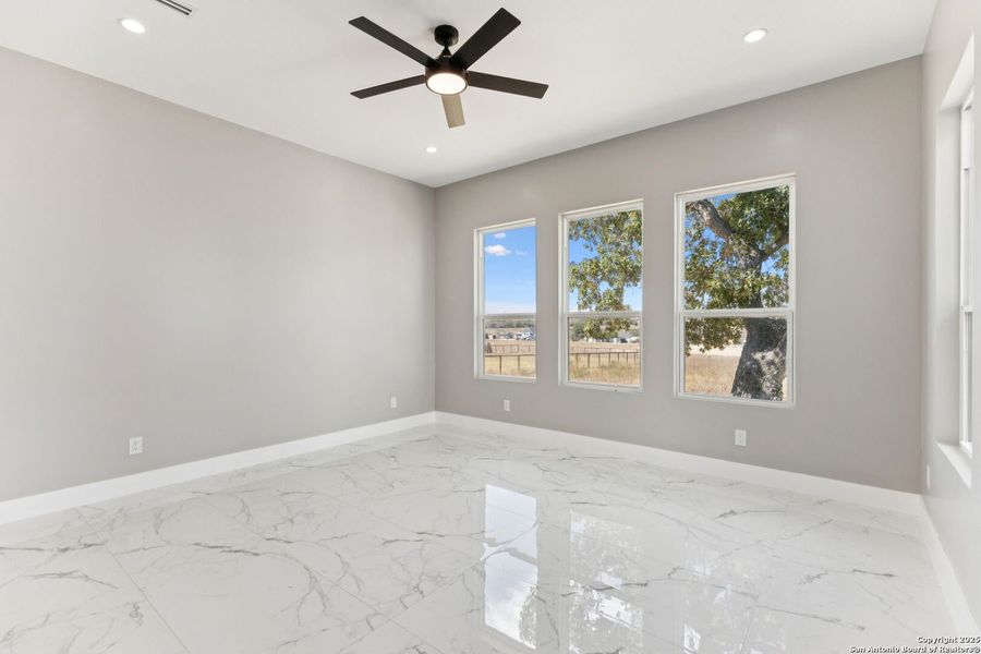 Spacious, unfurnished interior of a new home in , La Vernia (Image 25).