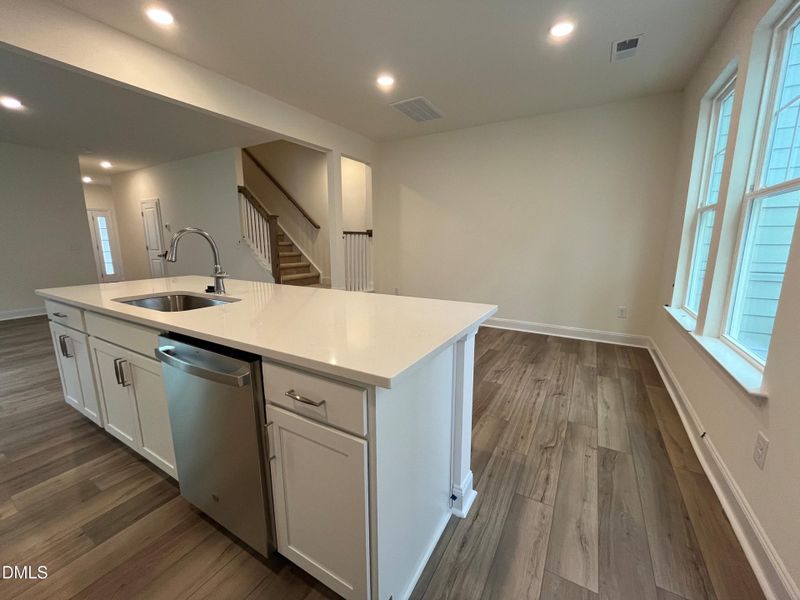 Island w/quartz countertops
