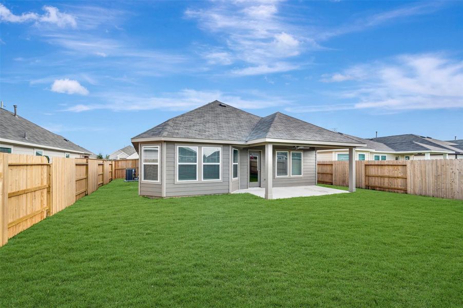 Exterior details and patio area of a home in Ambrose, La Marque (Image 3).