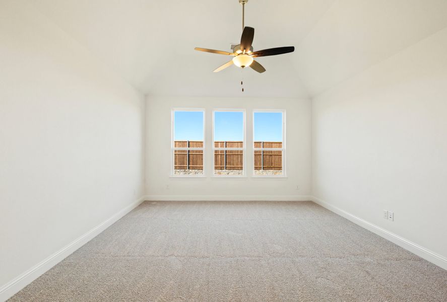 Spacious, unfurnished interior of a new home in Myrtle Creek, Waxahachie (Image 37).