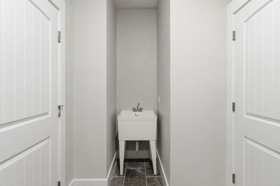 Furnished interior view inside a new home in Las Palomas Country Club Estates, La Vernia (Image 5).