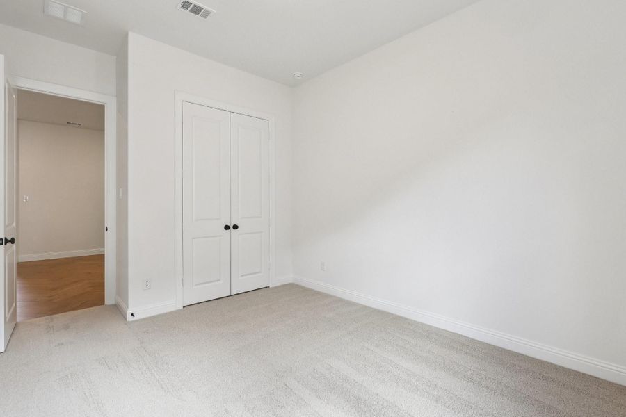 Spacious, unfurnished interior of a new home in Sienna 65', Missouri City (Image 20).