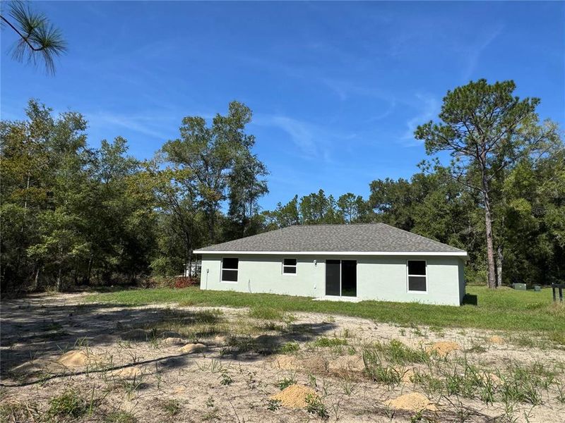 Exterior details and patio area of a home in , Dunnellon (Image 3).