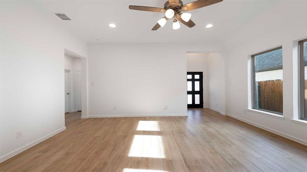 Spacious, unfurnished interior of a new home in Avondale 40', Fate (Image 13).
