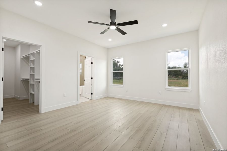 Spacious, unfurnished interior of a new home in , Atascosa (Image 22).