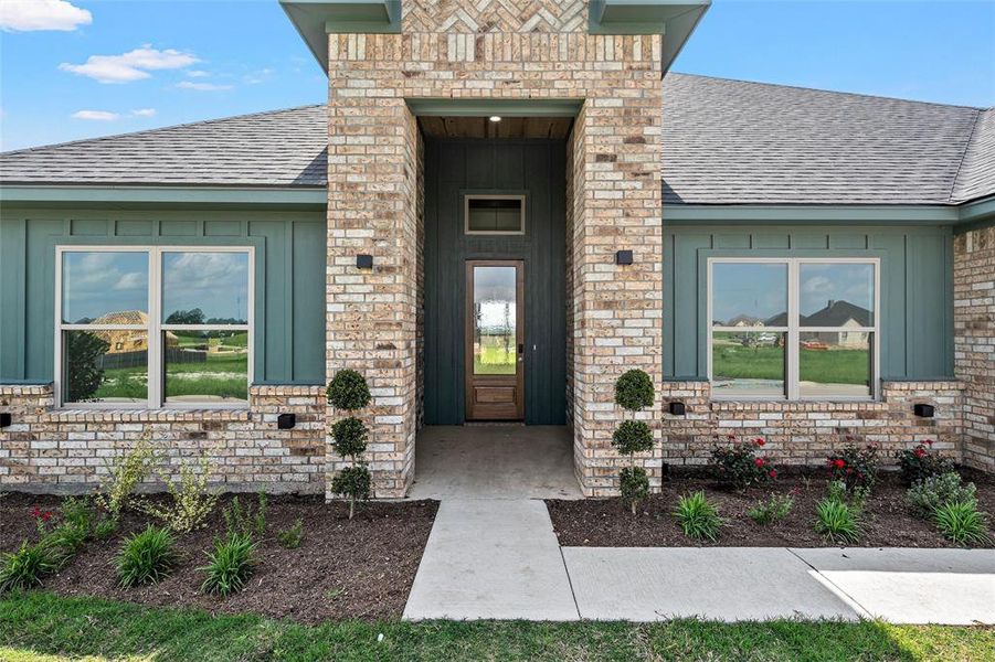 Exterior details and patio area of a home in , Hewitt (Image 4).