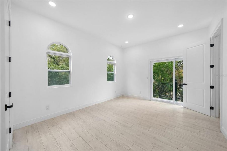 Spacious, unfurnished interior of a new home in , Tampa (Image 26).