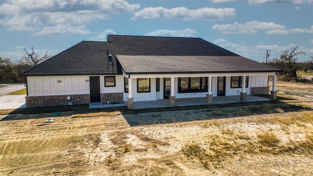 Exterior details and patio area of a home in Saddle Crest Estates, Weatherford (Image 3).