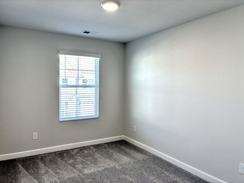 Spacious, unfurnished interior of a new home in Holly Ridge, Greenville (Image 13).