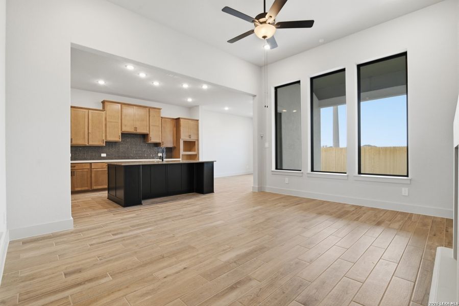 Spacious, unfurnished interior of a new home in Haby Hill 50s, San Antonio (Image 24).