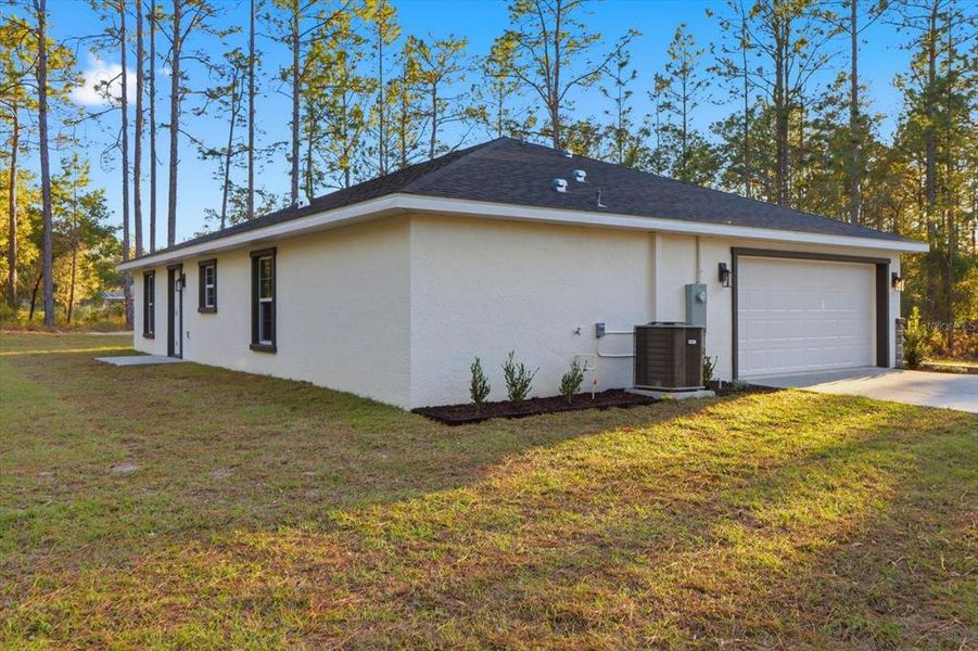 Exterior details and patio area of a home in , Citrus Springs (Image 4).
