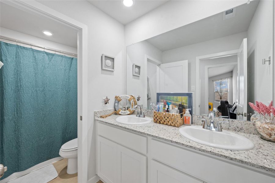 Furnished interior view inside a new home in Sherwood Glen, Conroe (Image 11).