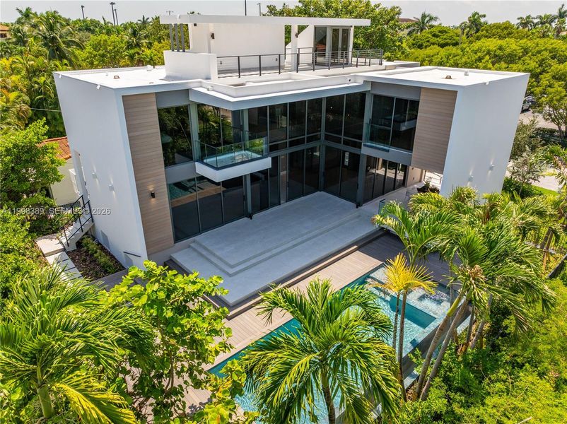 Condo located in Key Biscayne, FL showcasing its design and architecture (Image 5).
