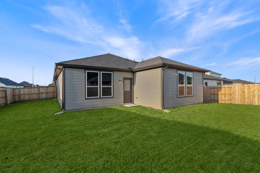 Exterior details and patio area of a home in Windcress, Baytown (Image 2).