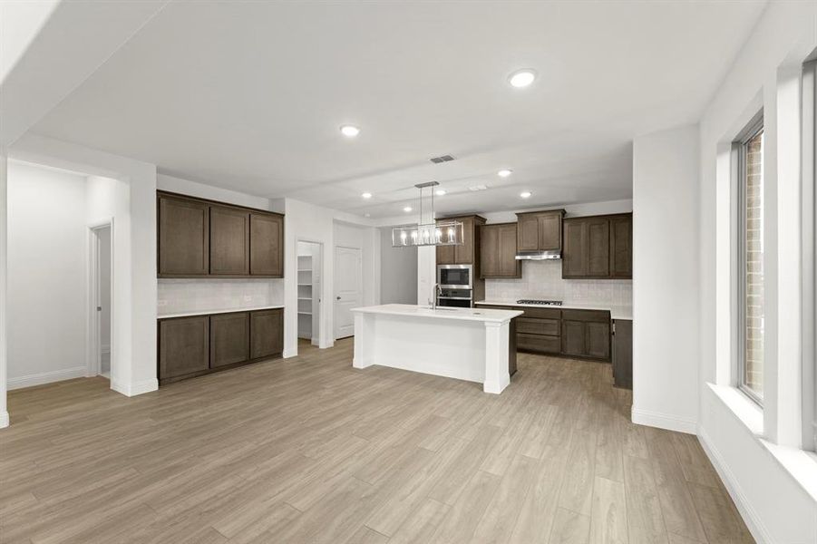 10. 1443 Canadian - Dining (2)