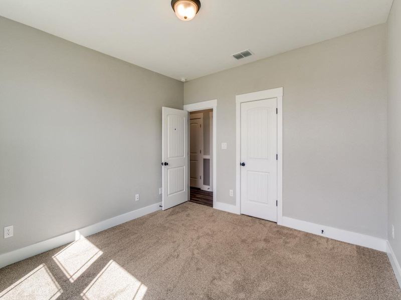 Spacious, unfurnished interior of a new home in Las Palomas Country Club Estates, La Vernia (Image 21).