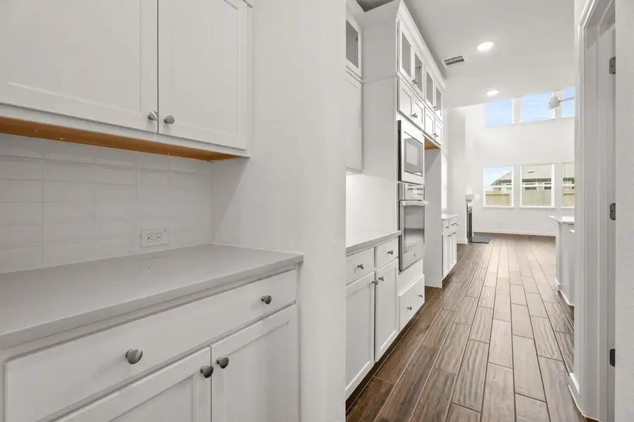 Butler's pantry between the dining room and kitchen (*Photo not of actual home and used for illustration purposes only.)