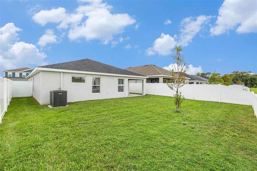 Exterior details and patio area of a home in , Zephyrhills (Image 4).