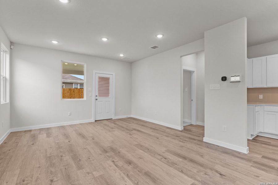Spacious, unfurnished interior of a new home in Mesa Vista, San Antonio (Image 20).