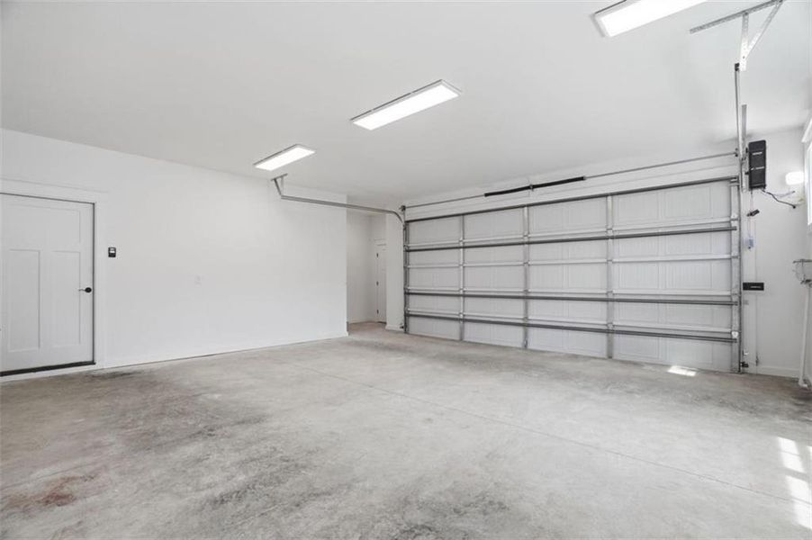Spacious, unfurnished interior of a new home in , Jasper (Image 43).