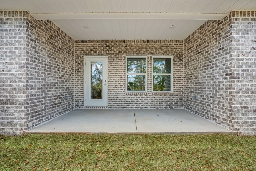 Exterior details and patio area of a home in , Crestview (Image 23).
