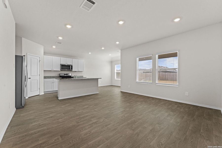 Spacious, unfurnished interior of a new home in Navarro Fields, Seguin (Image 16).