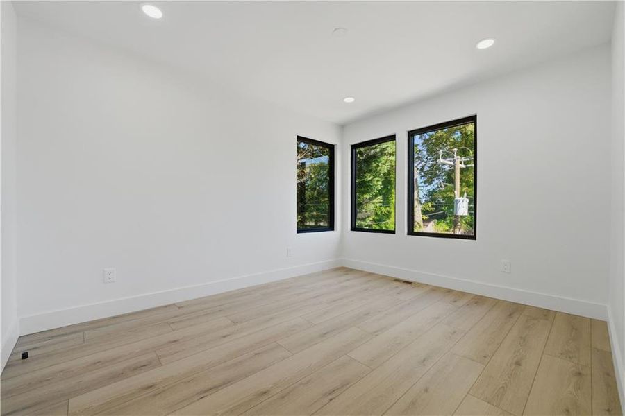 Spacious, unfurnished interior of a new home in , Atlanta (Image 31).