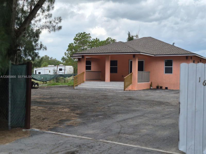 Exterior details and patio area of a home in , Clewiston (Image 16).