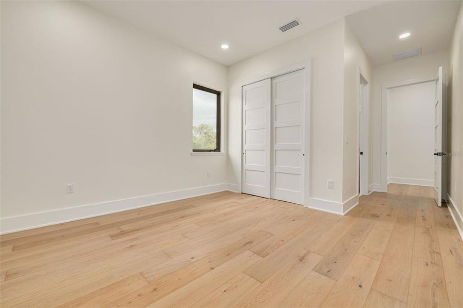 Spacious, unfurnished interior of a new home in , Tampa (Image 60).