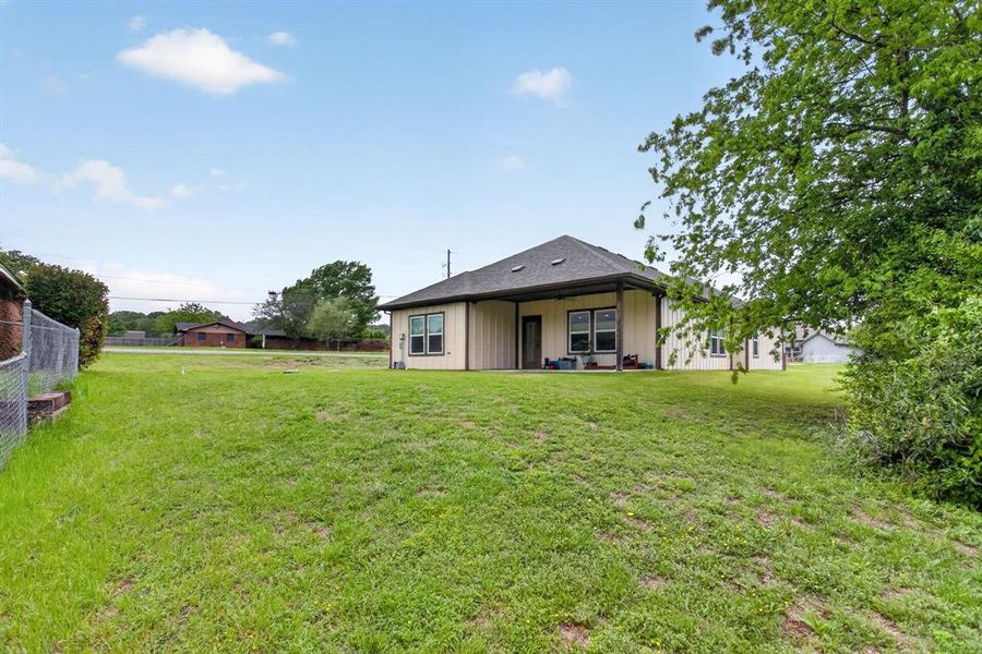 Exterior details and patio area of a home in , Granbury (Image 3).