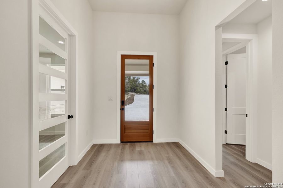 Spacious, unfurnished interior of a new home in , Canyon Lake (Image 38).