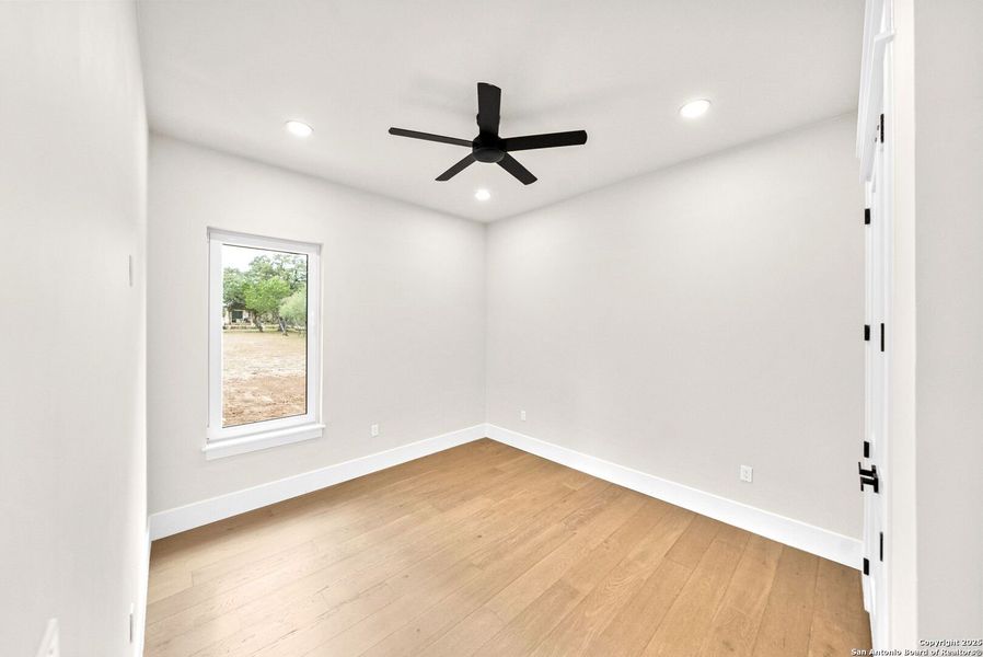 Spacious, unfurnished interior of a new home in , Bandera (Image 47).