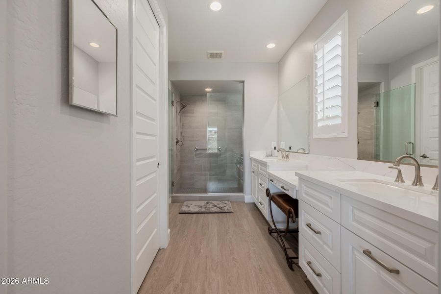 Primary bath w/dual vanity & makeuparea