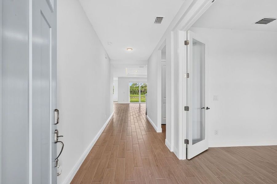 Spacious, unfurnished interior of a new home in The Sanctuary – Royal Collection, Punta Gorda (Image 17).