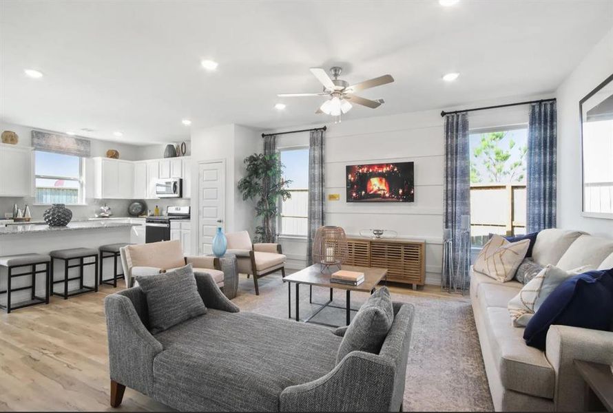 Family room w furniture