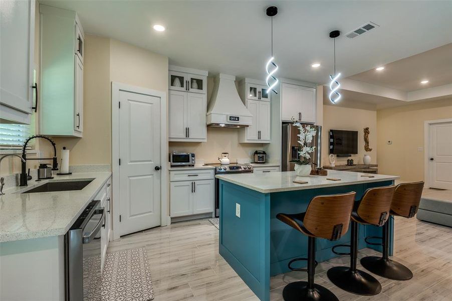 All appliances and furniture are included in the sale of the property. All appliances and furniture are included in the sale of the property.